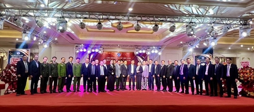 C&aacute;c đại biểu chụp h&igrave;nh lưu niệm tại buổi lễ.