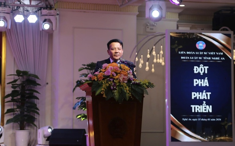 Luật sư Hồ Xu&acirc;n Hợp, Ủy vi&ecirc;n Hội đồng Luật sư to&agrave;n quốc, Chủ nhiệm Đo&agrave;n Luật sư tỉnh Nghệ An ph&aacute;t biểu tại buổi lễ.