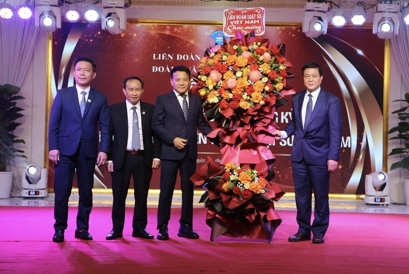 Li&ecirc;n đo&agrave;n Luật sư Việt Nam tặng hoa Đo&agrave;n Luật sư tỉnh Nghệ An tại buổi lễ.