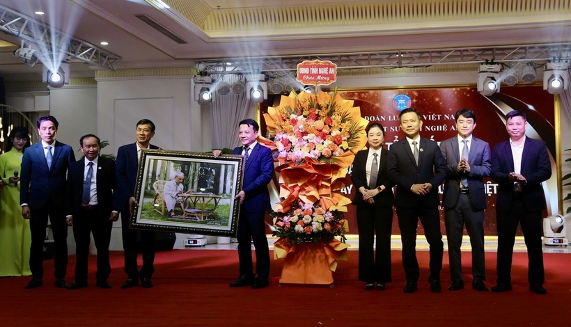 Đại diện l&atilde;nh đạo UBND tỉnh Nghệ An tặng hoa Đo&agrave;n Luật sư tỉnh Nghệ An tại buổi lễ.
