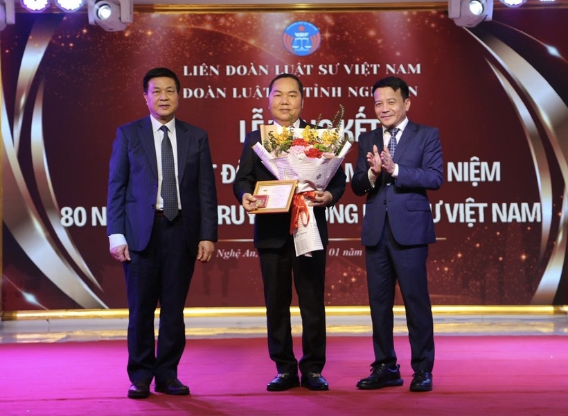 Li&ecirc;n đo&agrave;n luật sư Việt Nam trao tặng kỷ niệm chương "V&igrave; sự nghiệp ph&aacute;t triển đội ngũ luật sư Việt Nam" cho &ocirc;ng Trần Ngọc Sơn &ndash; Tỉnh ủy vi&ecirc;n &ndash; Ch&aacute;nh &aacute;nT&ograve;a &aacute;n Nh&acirc;n D&acirc;n Tỉnh Nghệ An