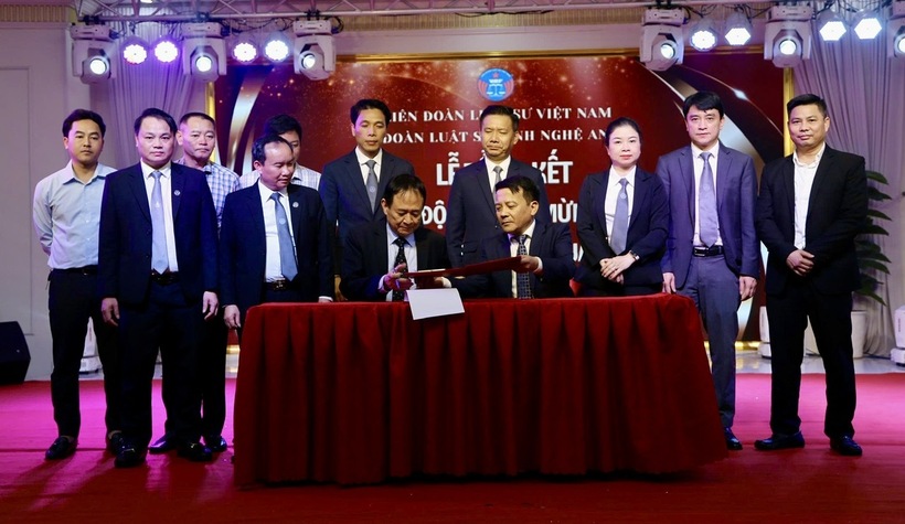 l&atilde;nh đạo Tạp ch&iacute; Luật sư Việt Nam v&agrave; l&atilde;nh đạo của Đo&agrave;n Luật sư tỉnh Nghệ An k&yacute; kết - quy chế phối hợp giữa 02 đơn vị.