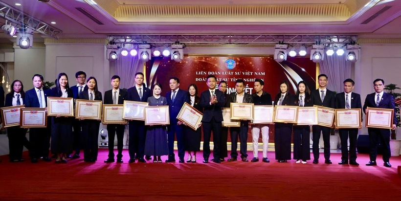 Li&ecirc;n đo&agrave;n Luật sư Việt Nam v&agrave; Đo&agrave;n Luật sư tỉnh Nghệ An đ&atilde; trao bằng khen, giấy khen cho c&aacute;c tập thể, c&aacute; nh&acirc;n c&oacute; th&agrave;nh t&iacute;ch xuất sắc.