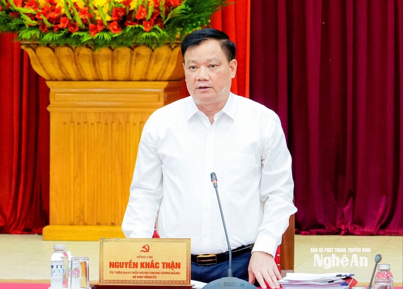 B&iacute; thư Tỉnh ủy, Trưởng đo&agrave;n ĐBQH tỉnh Nghệ An Nguyễn Khắc Thận ph&aacute;t biểu tại cuộc họp Ban Thường vụ Tỉnh ủy Nghệ An. ( Ảnh: Phạm Bằng/ B&aacute;o v&agrave; Ph&aacute;t thanh, Truyền h&igrave;nh Nghệ An)