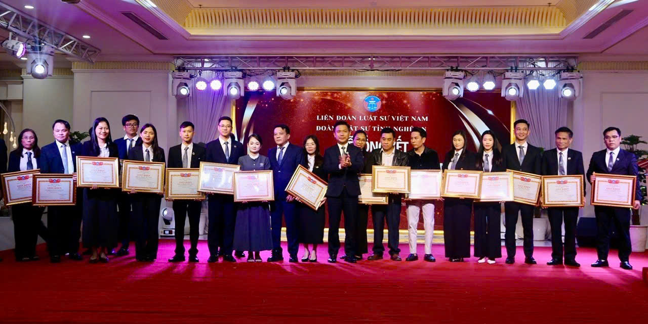 Hình ảnh luật sư vinh dự nhận bằng khen của Đoàn luật sư tỉnh Nghệ An