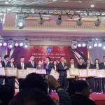 Hình ảnh luật sư vinh dự nhận bằng khen của Đoàn luật sư tỉnh Nghệ An