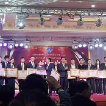 Hình ảnh luật sư vinh dự nhận bằng khen của Đoàn luật sư tỉnh Nghệ An